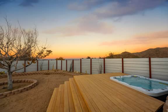 Coyote Haus / Walk to Downtown and Hikes / Hot Tub